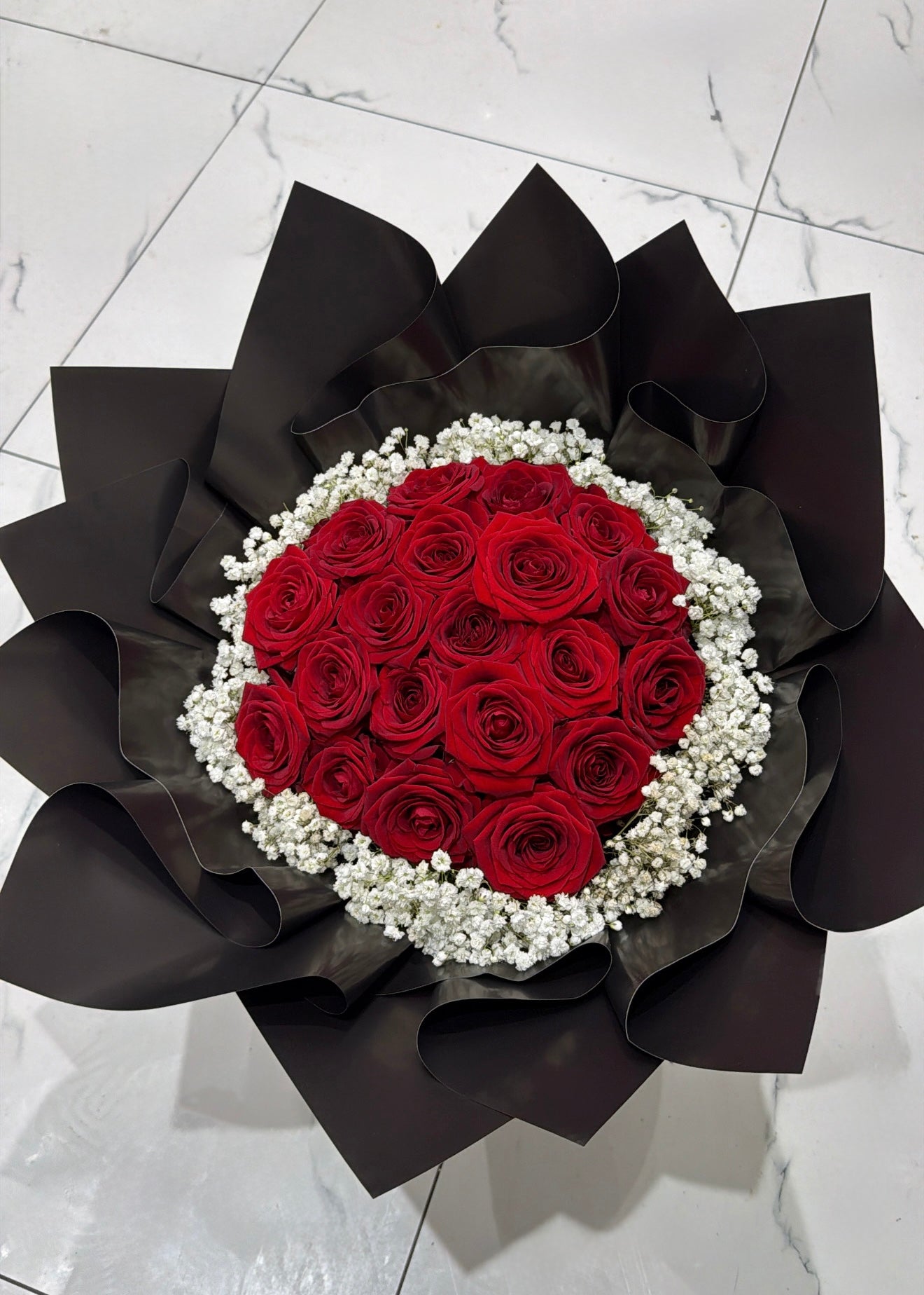 Red roses with gyps rim
